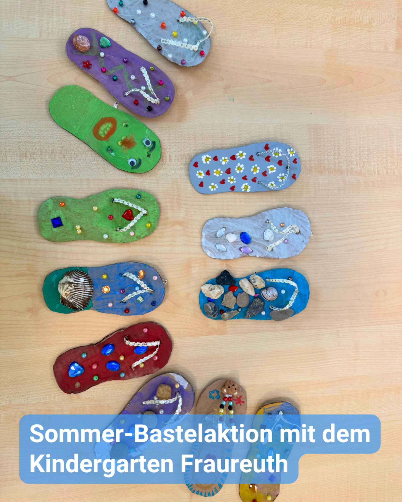 Eine Reihe bunter, bemalter Flipflop Schuhe. Bildbeschriftung: Sommer-Bastelaktion mit dem Kindergarten Fraureuth