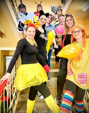 Auf diesem Bild sind einige verkleidete Erwachsene zu sehen.