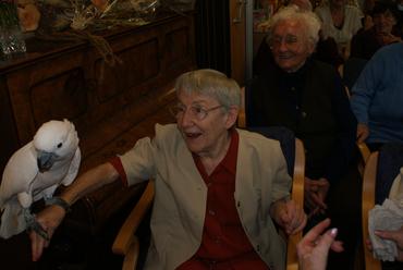 Bewohnerin und Dichterin des Liedes „10 Jahre Seniorenresidenz“ Eva-Maria Straßburg mit einem Kakadu.