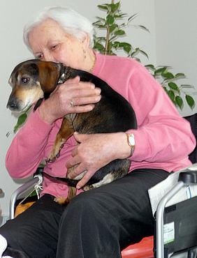 Frau Linz mit Hund Micky image-49034