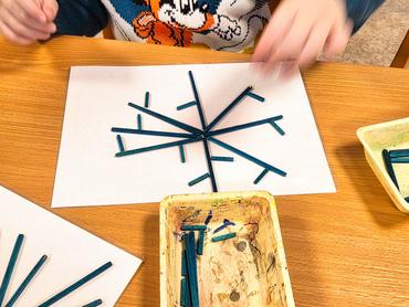 Auf diesem Bild sieht man, wie die Kinder spielend Lernen.