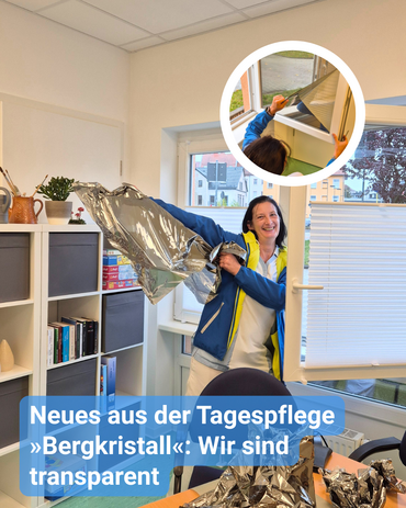 Mitarbeiterin entfernt Spiegelfolie vom Fenster. Bildbeschriftung: „Neues aus der Tagespflege »Bergkristall«: Wir sind transparent“