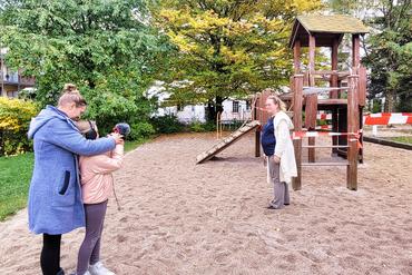 Auf dem Bild ist die Kita-Leiterin zu sehen.