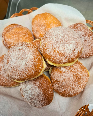 Ein Körbchen voller Pfannkuchen.