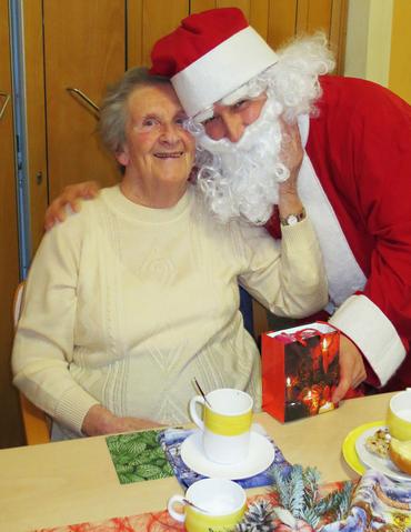 Gisela Uhlig vom Wohnbereich 1 mit dem Weihnachtsmann image-50690