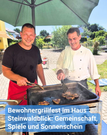 Zwei Männer, darunter der Koch, stehen gemeinsam unter dem Sonnenschirm und grillen Fleisch. Bildbeschriftung: Bewohnergrillfest im Haus Steinwaldblick: Gemeinschaft, Spiele und Sonnenschein
