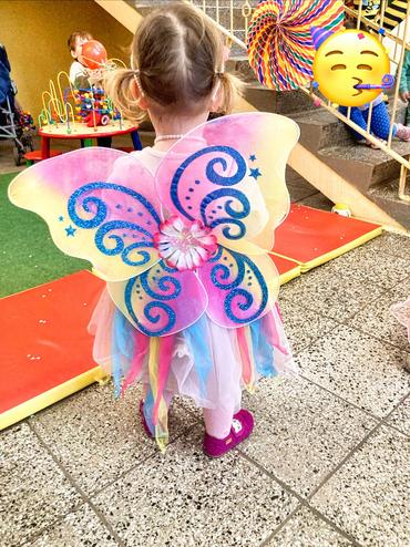 Auf diesem Bild ist ein verkleidetes Kind zu sehen.