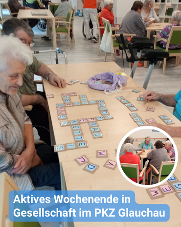 Eine Gruppe von Senioren sitzt gemeinsam am Tisch und spielt XXL-Scrabble. Bildbeschriftung: Aktives Wochenende in Gesellschaft im PKZ Glauchau