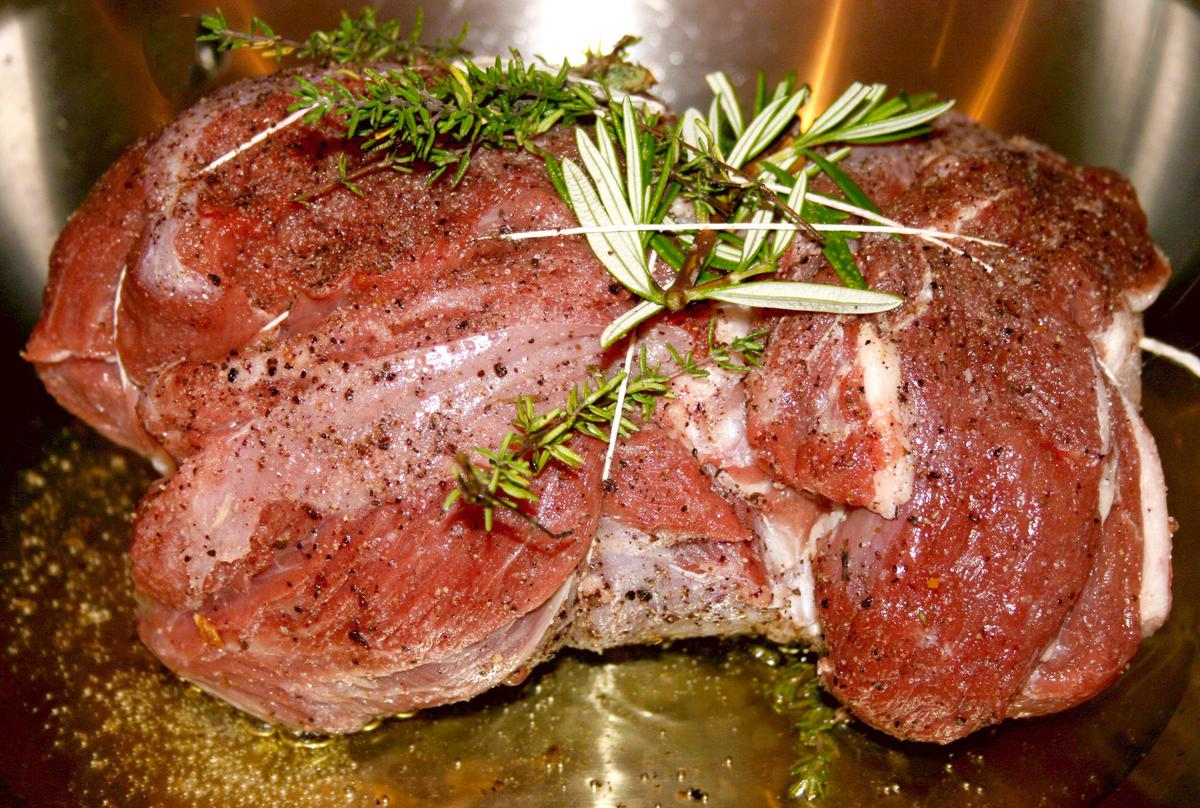 VS Aktuell: Geschmorte Lammkeule in Rosmarin-Soße mit Kartoffelauflauf ...