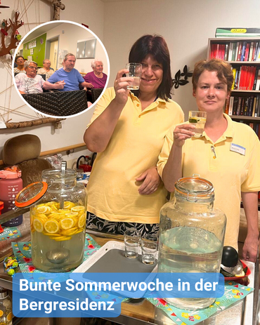 Zwei Frauen aus der Betreuung stehen vor der Getränkeausgabe und halten zwei Gläser mit Erfrischungsgetränken in der Hand. Im Bild ist ein runder Kreisausschnitt mit einer Veranstaltung mit Senioren zu sehen. Bildbeschriftung: Bunte Sommerwoche in der Bergresidenz