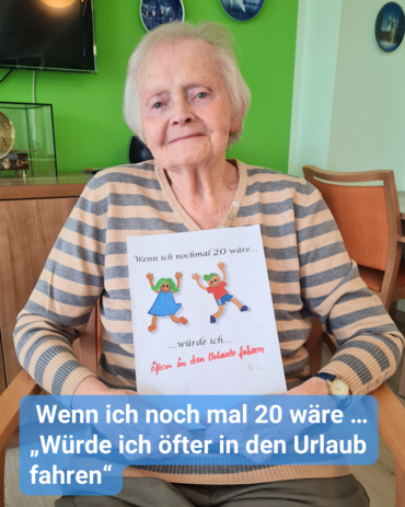 Seniorin hält einen Zettel in die Kamera. Bildbeschriftung: Wenn ich noch mal 20 wäre … „Würde ich öfter in den Urlaub fahren“