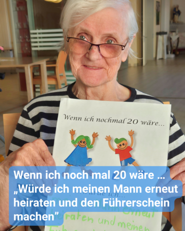 Eine ältere Dame sitzt in einem Aufenthaltsraum, und hält einen Zettel in die Kamera. Bildbeschriftung: Wenn ich noch mal 20 wäre … „Würde ich meinen Mann erneut heiraten und den Führerschein machen”