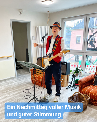 Ein Musiker mit Hut singt und spielt E-Gitarre. Bildbeschriftung: „Ein Nachmittag voller Musik und guter Stimmung”