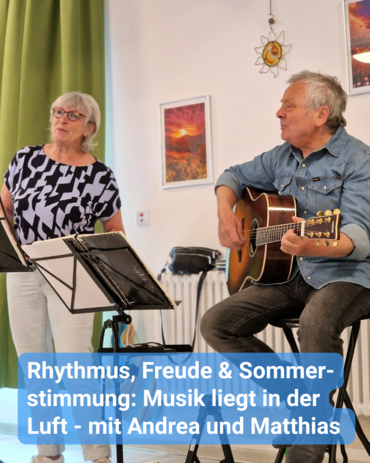 Eine Frau singt und ein Mann spielt Gitarre vor Notenständern. Text: 'Rhythmus, Freude & Sommerstimmung: Musik liegt in der Luft - mit Andrea und Matthias'.