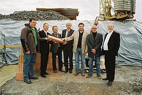 Von links: Bauunternehmer Thomas Streber, Bauherr Dieter Zill von der SENEX, Bürgermeister Toni Dutz, Landrat Wolfgang Lippert, Architekt Walter Kießling, Bauleiter Udo Fischer und Andreas Lasseck, Geschäftsführer der EURO Plus Senioren-Betreuung GmbH Von links: Bauunternehmer Thomas Streber, Bauherr Dieter Zill von der SENEX, Bürgermeister Toni Dutz, Landrat Wolfgang Lippert, Architekt Walter Kießling, Bauleiter Udo Fischer und Andreas Lasseck, Geschäftsführer der EURO Plus Senioren-Betreuung GmbH