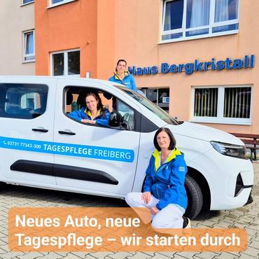 Zwei Kolleginnen mit blau grüner Jacke stehen gemeinsam an dem Auto der Tagespflege. Bildbeschriftung: Neues Auto, neue Tagespflege wir starten durch