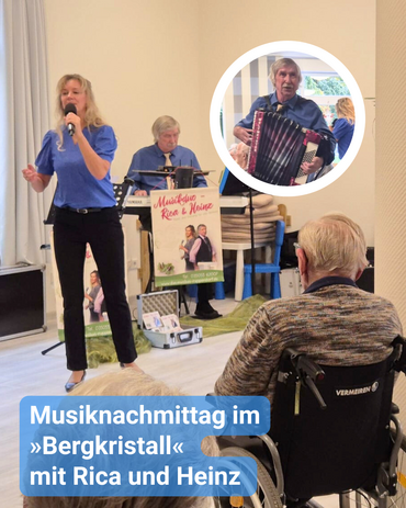 Ein Musiker-Duo (mit Keyboard und Schifferklavier) tritt vor einem älteren Publikum auf. Bildbeschriftung: „Musiknachmittag im »Bergkristall« mit Rica und Heinz“
