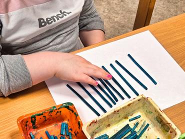 Auf diesem Bild sieht man, wie die Kinder spielend Lernen.