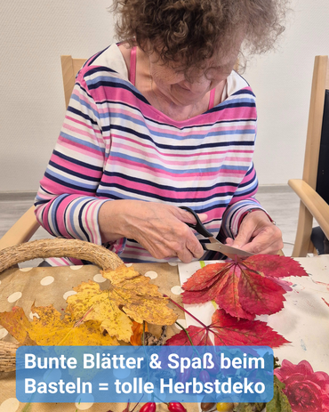 Eine Seniorin bastelt ganz konzentriert an einem Herbstkranz. Bildbeschriftung: „Bunte Blätter & Spaß beim Basteln = tolle Herbstdeko“
