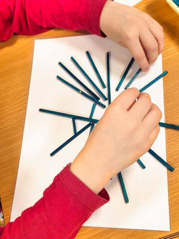 Auf diesem Bild sieht man, wie die Kinder spielend Lernen.