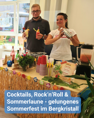 Ein Mann hält einen Cocktail, eine Frau schüttelt einen Shaker an einer Theke. Text: 'Cocktails, Rock'n'Roll & Sommerlaune - gelungenes Sommerfest im Bergkristall'.