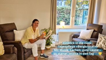 Eine weibliche Betreuungskraft im gelben Polo-Shirt und in weißer Hose sitzt in einem gemütlichen braunen Sessel, hält eine Tasse in der rechten und ein Buch in der linken Hand. Sie lächelt in die Kamera. Bildbeschriftung: „Einblick in die neue Tagespflege ›Bergkristall‹: Mit Musik, Lachen, gute Laune – so startet Jessica in den Tag"