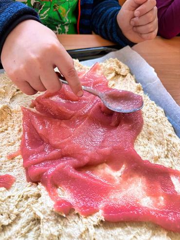 Auf deisem Bild sieht man, wie der Apfelkuchen zubereitet wird.