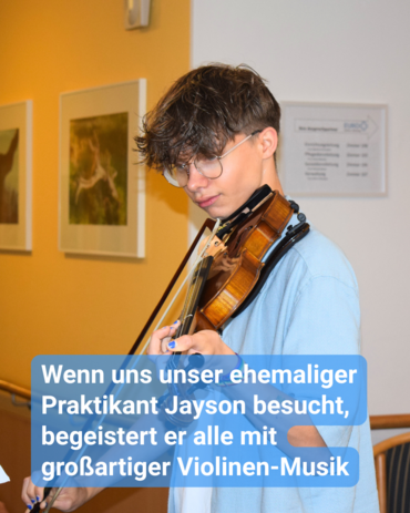 Ein Schüler spielt Geige in einer sozialen Einrichtung. Bildbeschriftung: Wenn uns unser ehemaliger Praktikant Jayson besucht, begeistert er alle mit großartiger Violinen-Musik