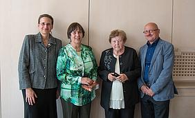 Ulrike Ullrich, Geschäftsführerin der Volkssolidarität Chemnitz mit den Ausgezeichneten Brunhilde Mintel, Helga Kramer und Dr. Frieder Lämmel (v. l. n. r.) image-52163