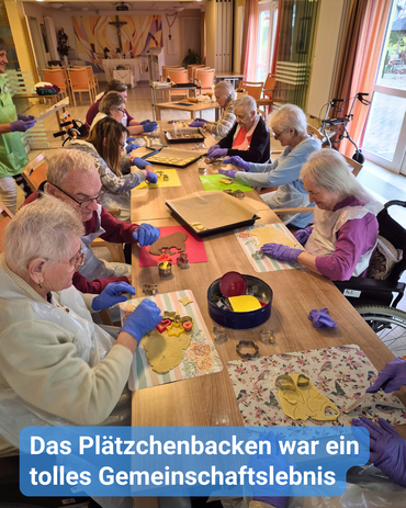Seniorinnen und Senioren sitzen gemeinsam am Tisch und bereiten Kekse zum Backen vor. Bildbeschriftung: “Das Plätzchenbacken war ein tolles Gemeinschaftslebnis”