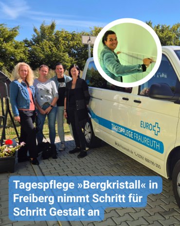 Das Team von der Tagespflege Freiberg trifft sich mit dem Team der Tagespflege Fraureuth und macht ein Gruppenfoto vor dem Auto der Tagespflege. Im Hintergrund ist ein kleines rundes Bild mit einer Frau zu sehen, die die Küche ausmisst. Bildbeschriftung: Tagespflege »Bergkristall« in Freiberg nimmt Schritt für Schritt Gestalt an