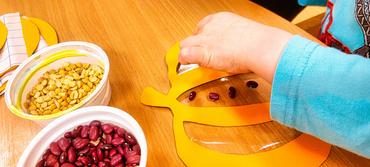 Auf diesem Bild ist zu sehen, wie gebastelt wird.