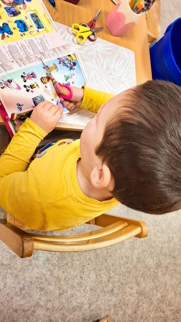 Auf diesem Bild sieht man, wie ein Kind einen Wusnschzettel schreibt.