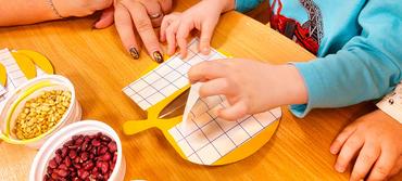 Auf diesem Bild ist zu sehen, wie gebastelt wird.