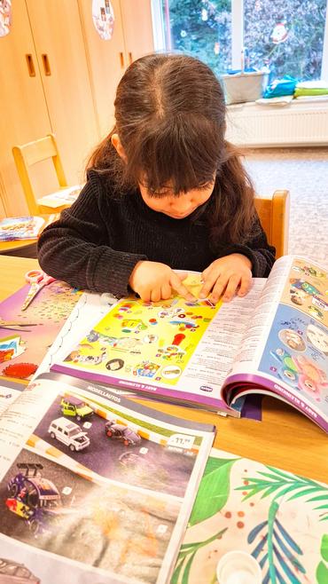 Auf diesem Bild sieht man, wie ein Kind einen Wusnschzettel schreibt.