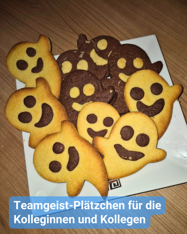 Ein Teller voller Kekse in Geisterform. Bildbeschriftung: “Teamgeist-Plätzchen für die Kolleginnen und Kollegen”